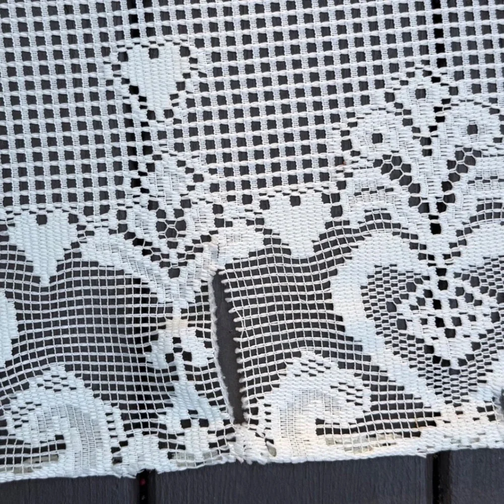 9.a.19 Vtg White Filet Lace Tablecloth Topper 39x41.5 Hearts Roses Floral Square